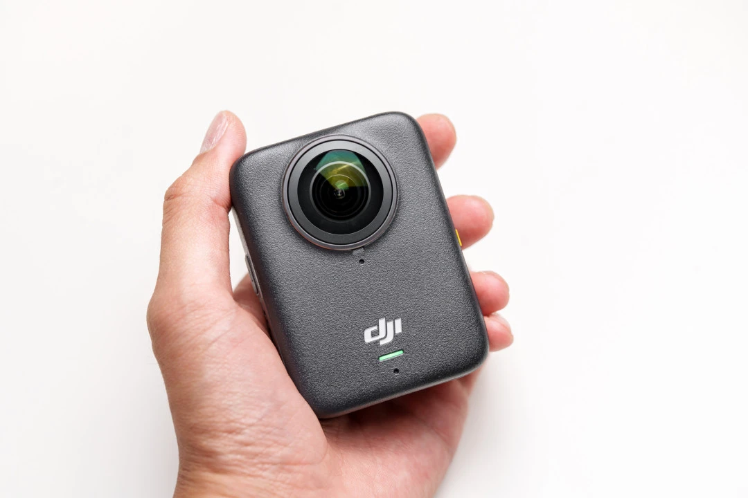DJI Osmo 360 nhỏ gọn trong l&ograve;ng b&agrave;n tay