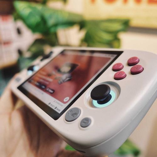 AYANEO Pocket Air Mini cầm tay với thiết kế hoài cổ màu trắng và màn hình hiển thị game retro.