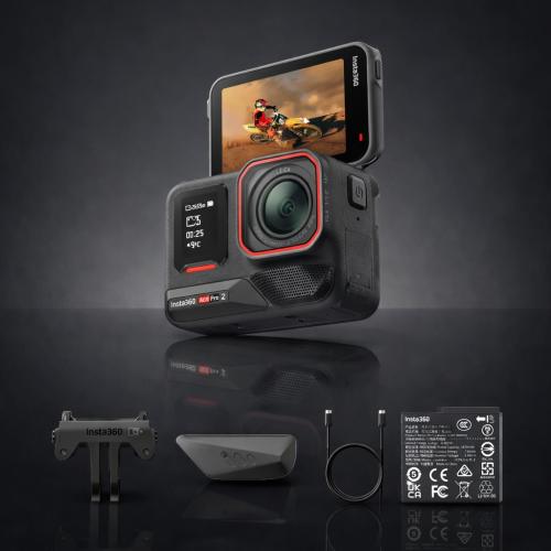 Insta360 Ace Pro 2 action camera màu đen với màn hình lật tiện lợi cho người dùng vlog.