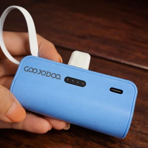Sạc dự phòng GOOJODOQ 4000mAh mini màu xanh dương, thiết kế siêu nhỏ gọn, tiện lợi khi di chuyển.