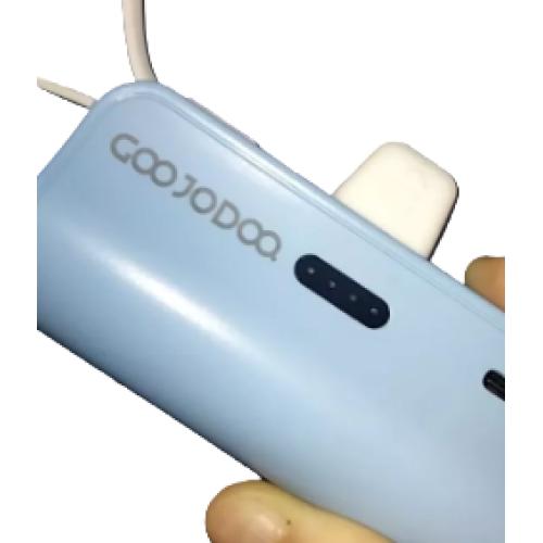 Sạc dự phòng GOOJODOQ 4000mAh mini màu trắng, thiết kế cắm trực tiếp tiện lợi cho người di chuyển.
