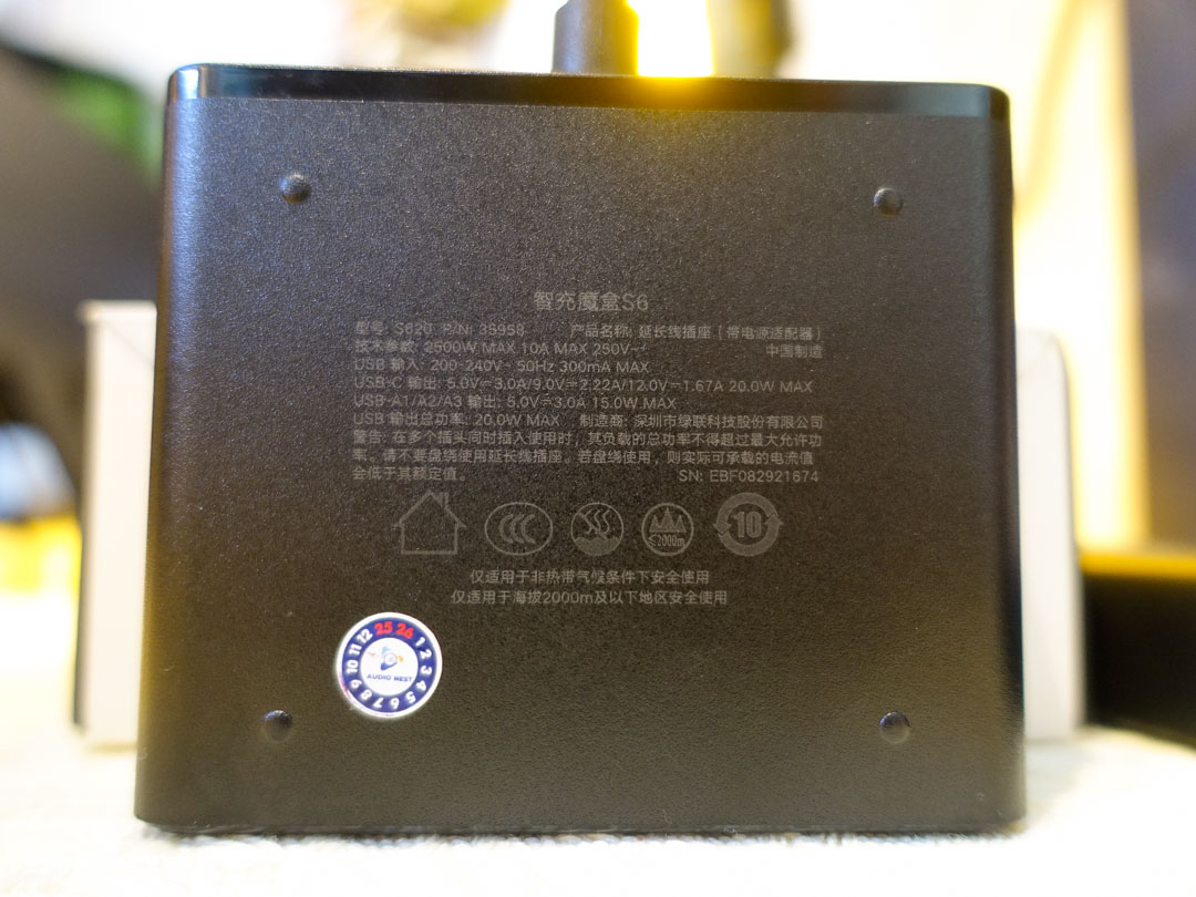 Ch&acirc;n đế nhựa gi&uacute;p chống trượt UGREEN S6 Magic Cube 20W