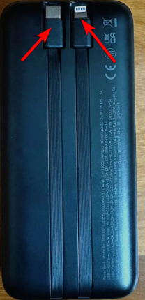 Hai sợi cáp Type C và Lightning gắn liền vào thân máy của Baseus Lipow 20000mAh 22.5W