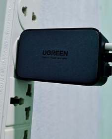 Ugreen Nexode 65W CD244 khi cắm tr&ecirc;n ổ điện thực tế