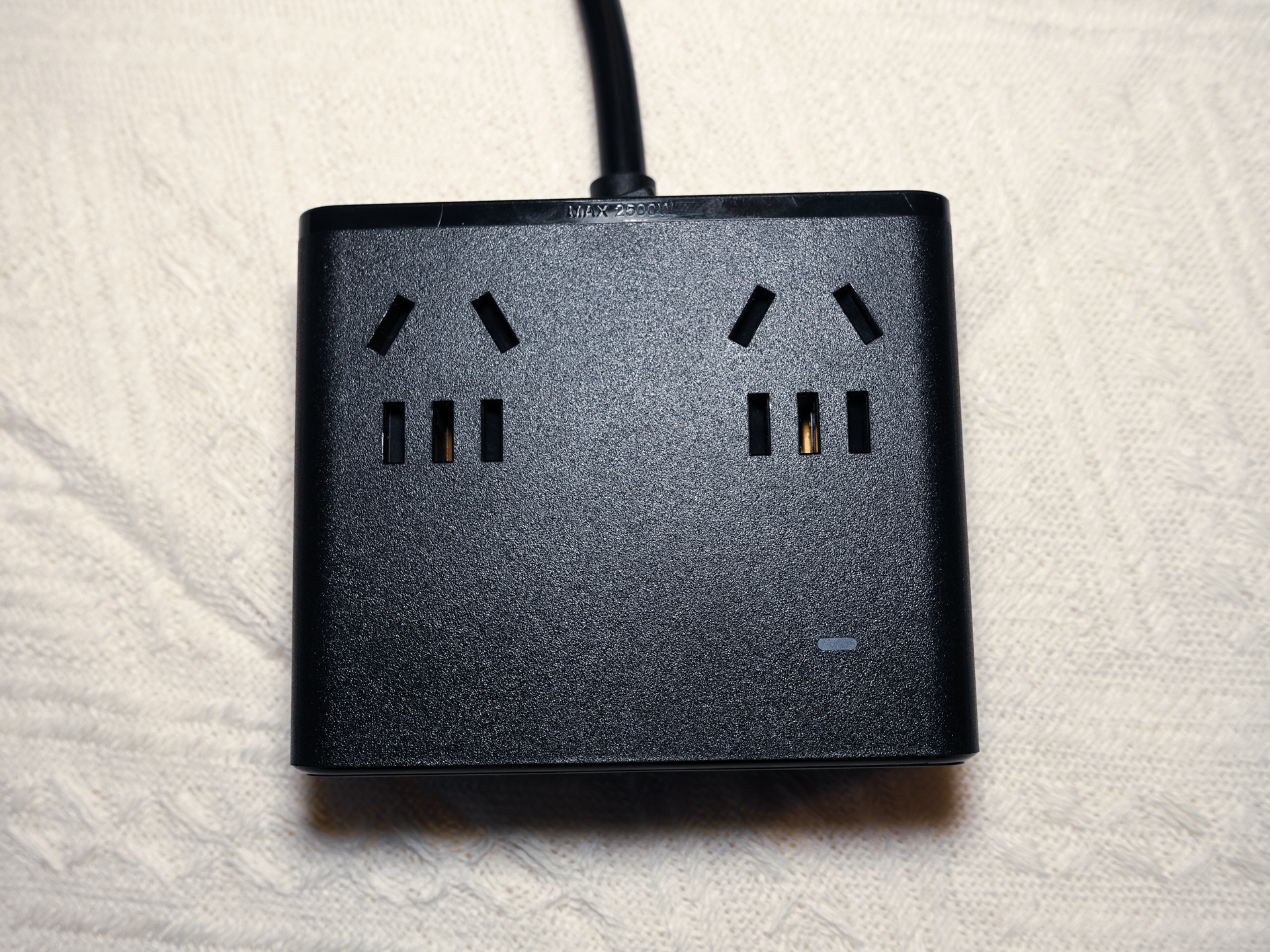 Hai lỗ cắm điện AC tr&ecirc;n UGREEN S6 Magic Cube 20W