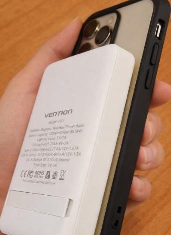 Sạc dự ph&ograve;ng Vention FHT Magnetic Wireless Power Bank 10000mAh PD 22.5W khi h&iacute;t v&agrave;o điện thoại iPhone