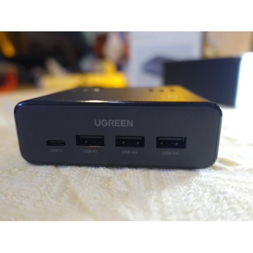 Trạm sạc đa năng UGREEN S6 Magic Cube 65W màu trắng tối giản, tối ưu không gian bàn làm việc.