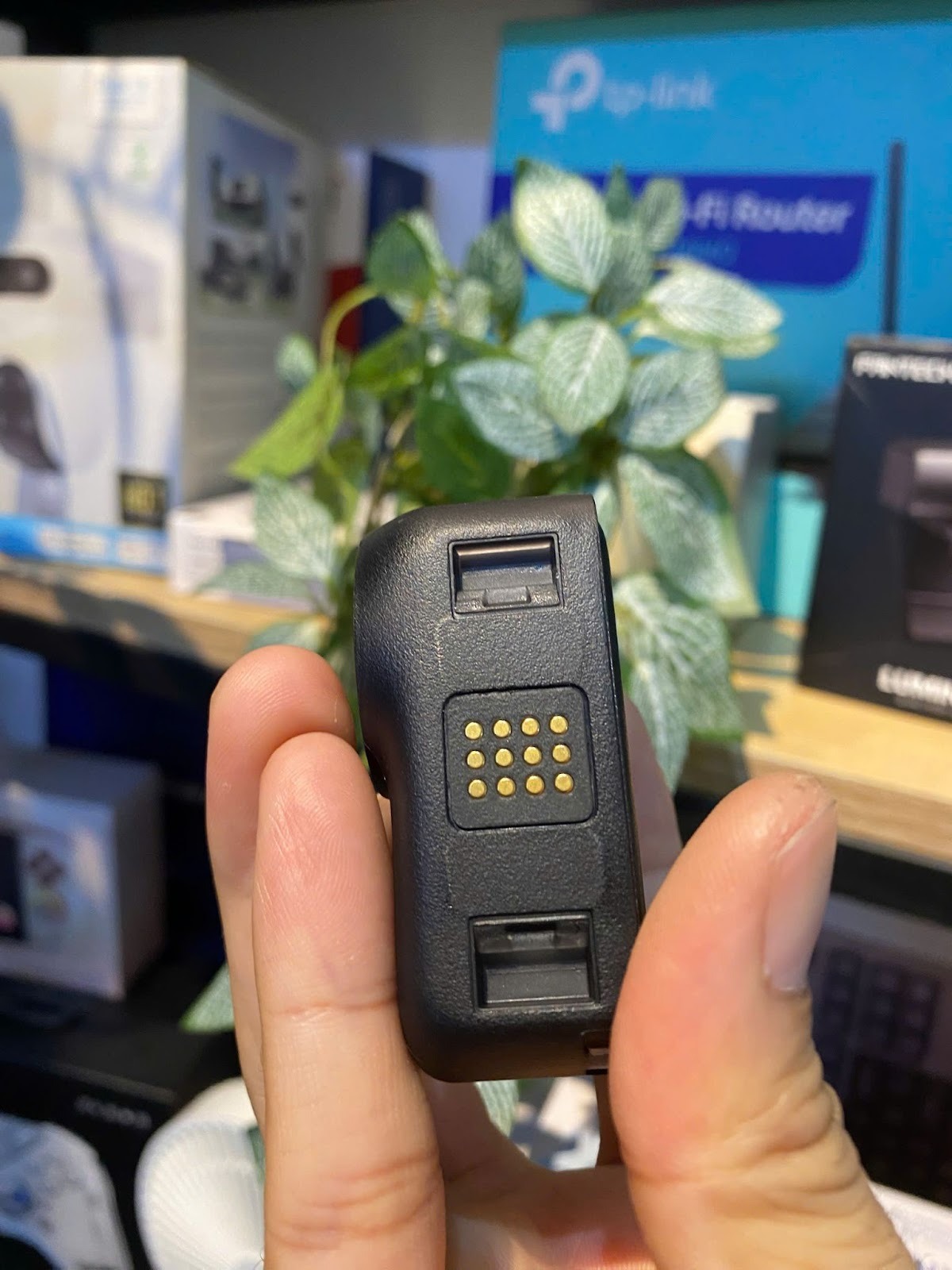 Th&acirc;n m&aacute;y camera DJI Osmo Nano với ch&acirc;n đồng tiếp x&uacute;c