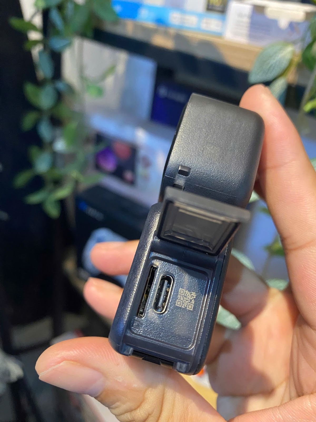 Khe cắm thẻ nhớ c&ugrave;ng với cổng USB-C truyền dữ liệu sạc nhanh