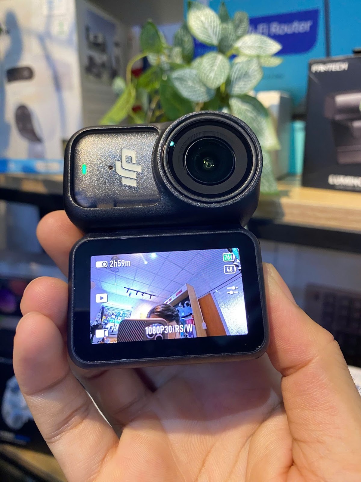 M&agrave;n h&igrave;nh kết hợp với Dock DJI Osmo Nano 64G