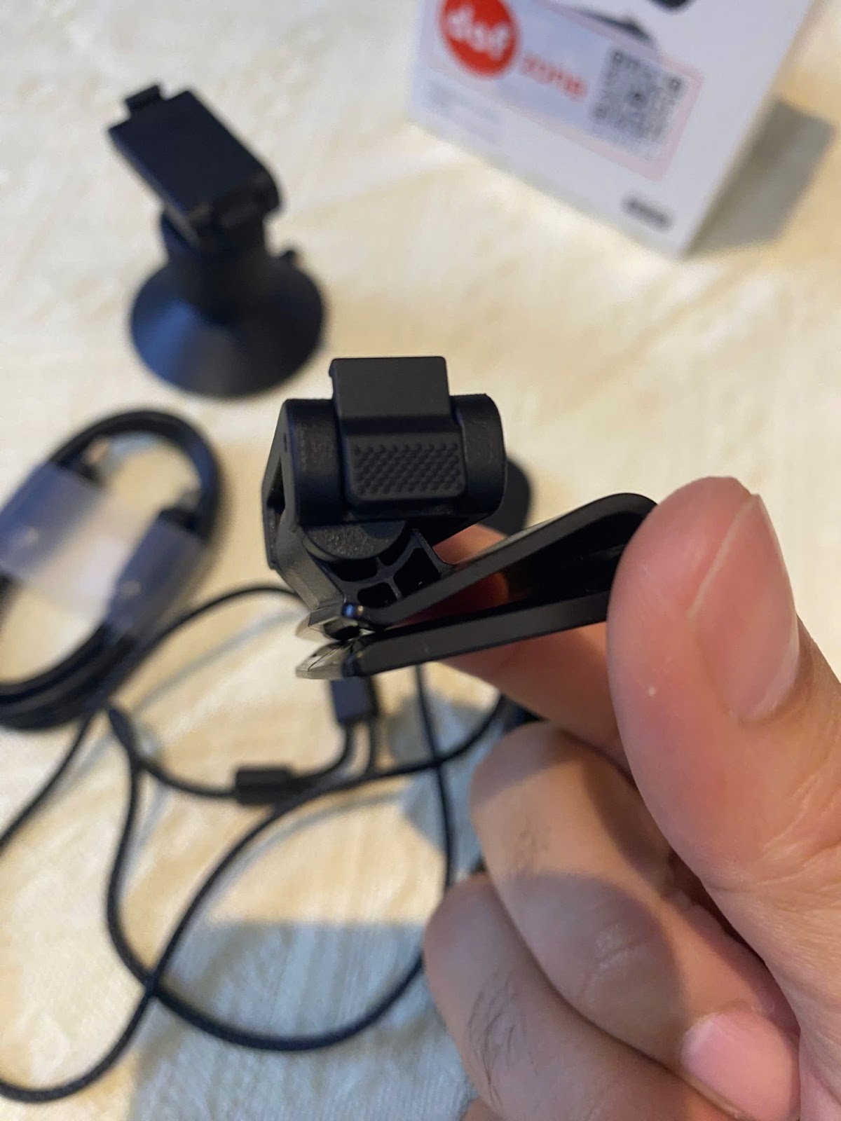 Ng&agrave;m kẹp n&oacute;n hỗ trợ nhiều g&oacute;c quay đa dạng khi kết hợp với DJI Osmo Nano