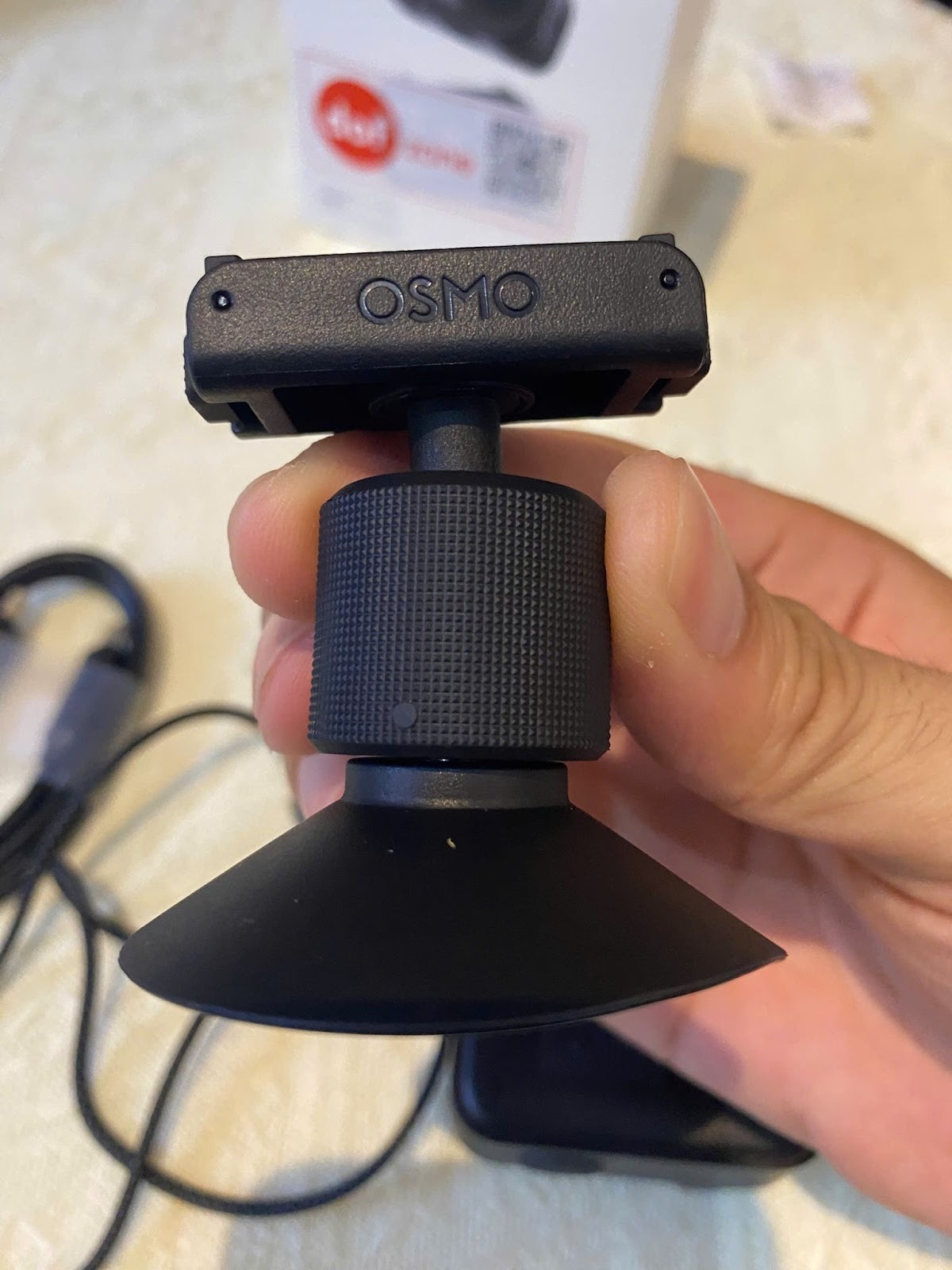 Ng&agrave;m xoay d&aacute;n gi&uacute;p cố định camera DJI Osmo Nano tr&ecirc;n c&aacute;c bề mặt k&iacute;nh hoặc tr&ecirc;n xe &ocirc; t&ocirc;