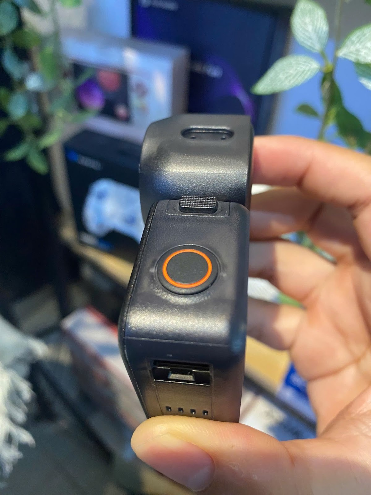 N&uacute;t bấm tr&ecirc;n dock của DJI Osmo Nano