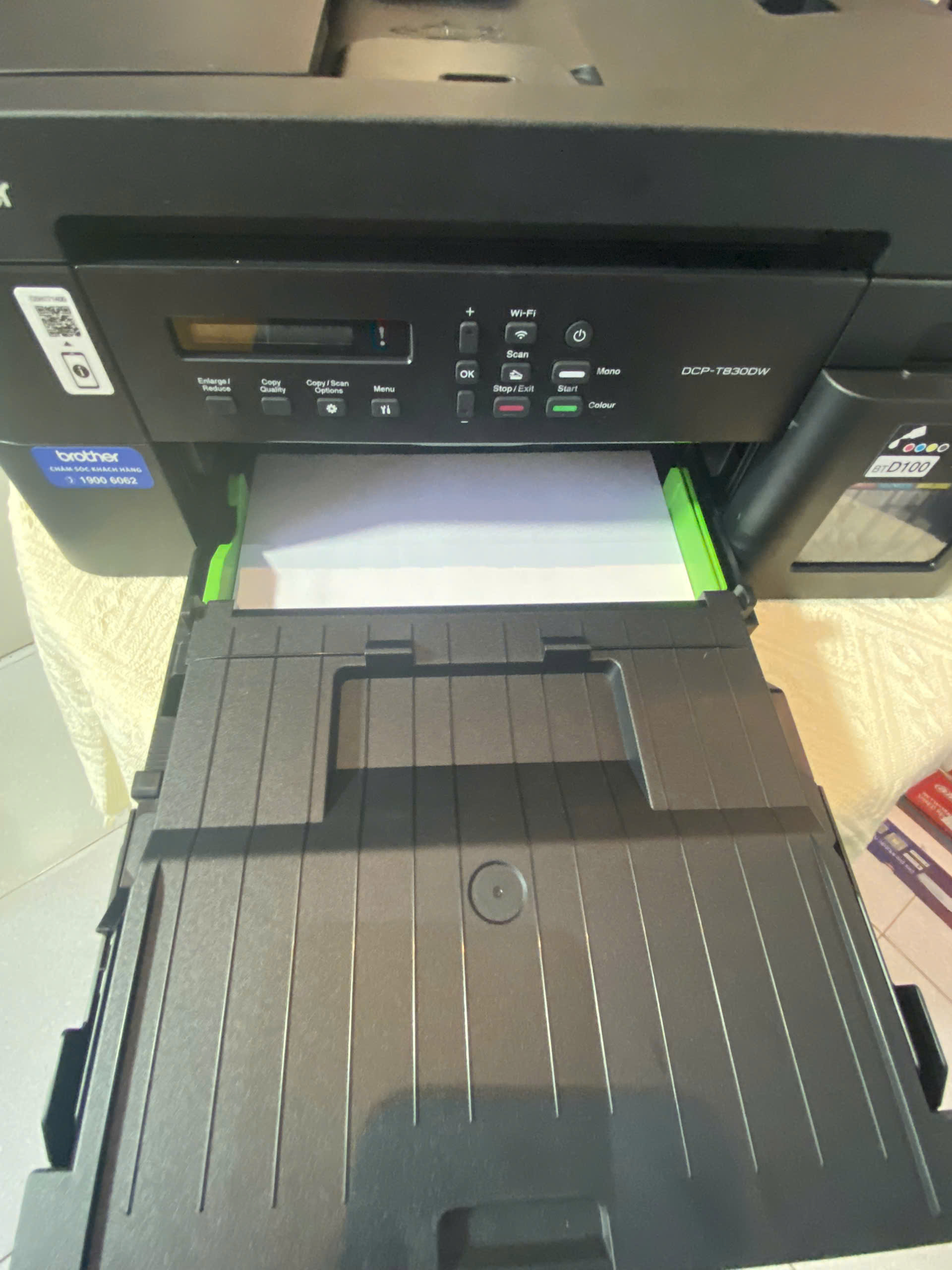 M&aacute;y in Brother DCP-T830DW với khay chứa giấy in ra.