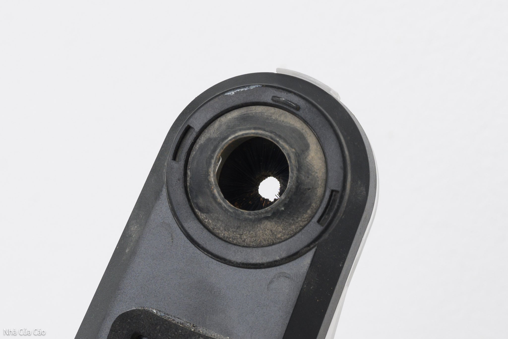 M&aacute;y hứng bụi Worx WA1602 đang được sử dụng tr&ecirc;n tường